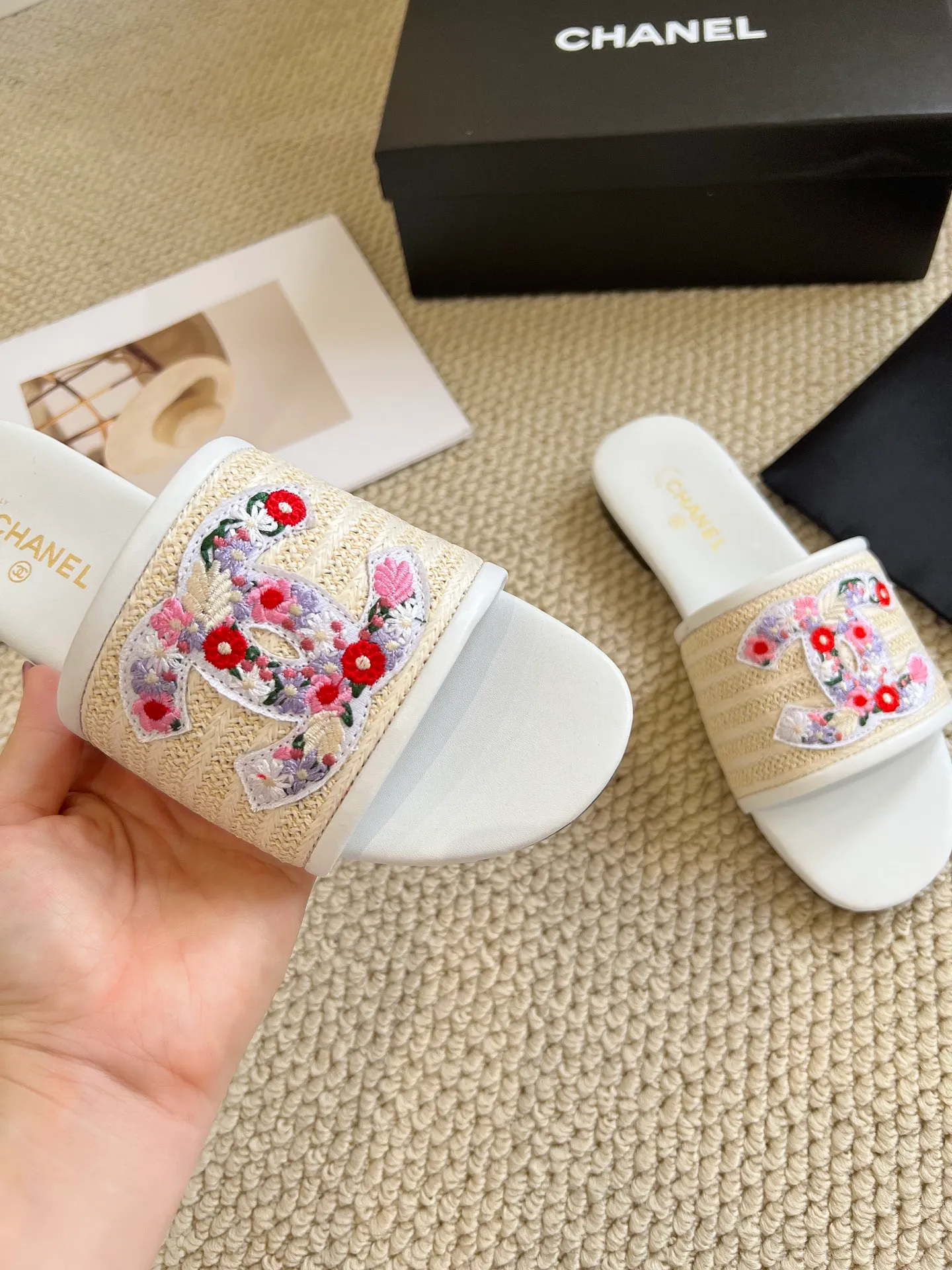 👟👟Ex-factory price 340👟👟 Genuine leather sole +30 CHANEL, the upper uses three-dimensional electric embroidery technology, the upper foot is comfortable, soft and breathable, must-have size 35-43 every day, leather sole +30